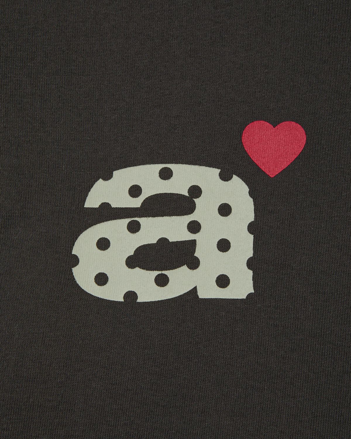 에이이에이이(AEAE) DOT SMALL LETTER TEE [DARK BROWN]