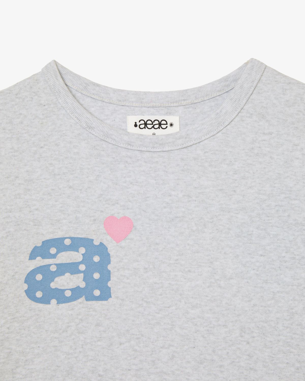 에이이에이이(AEAE) DOT SMALL LETTER TEE [LIGHT GREY]