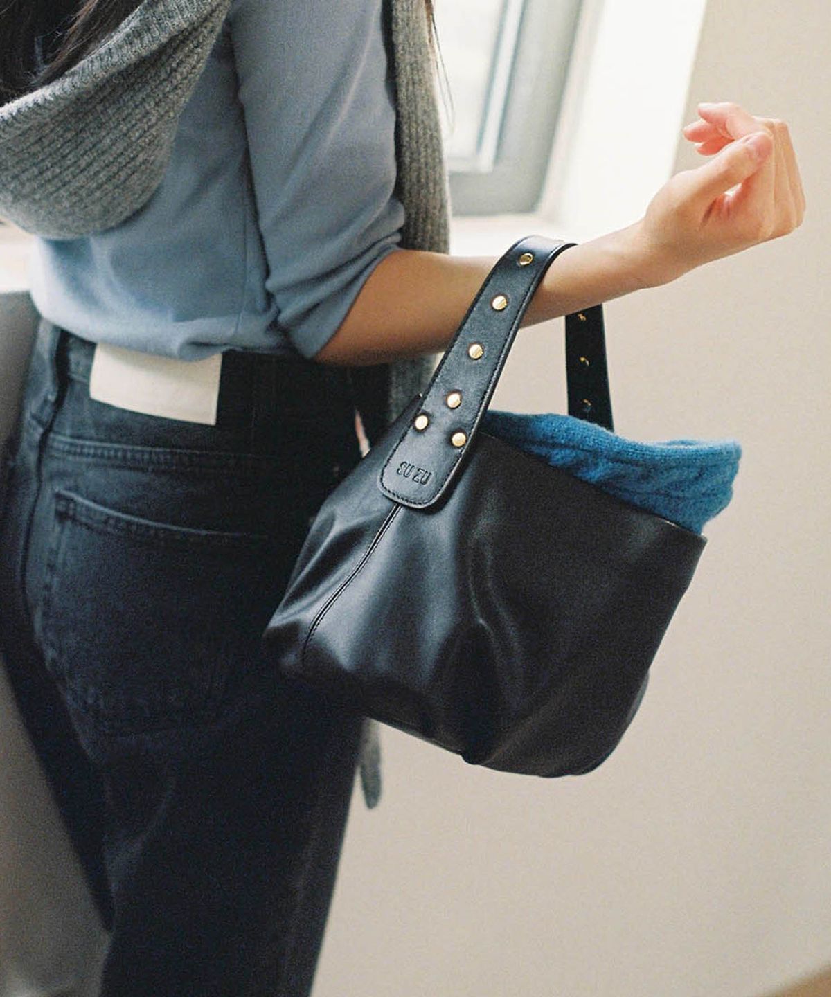수주(SU ZU) 맨디 미니 스터드 다크브라운