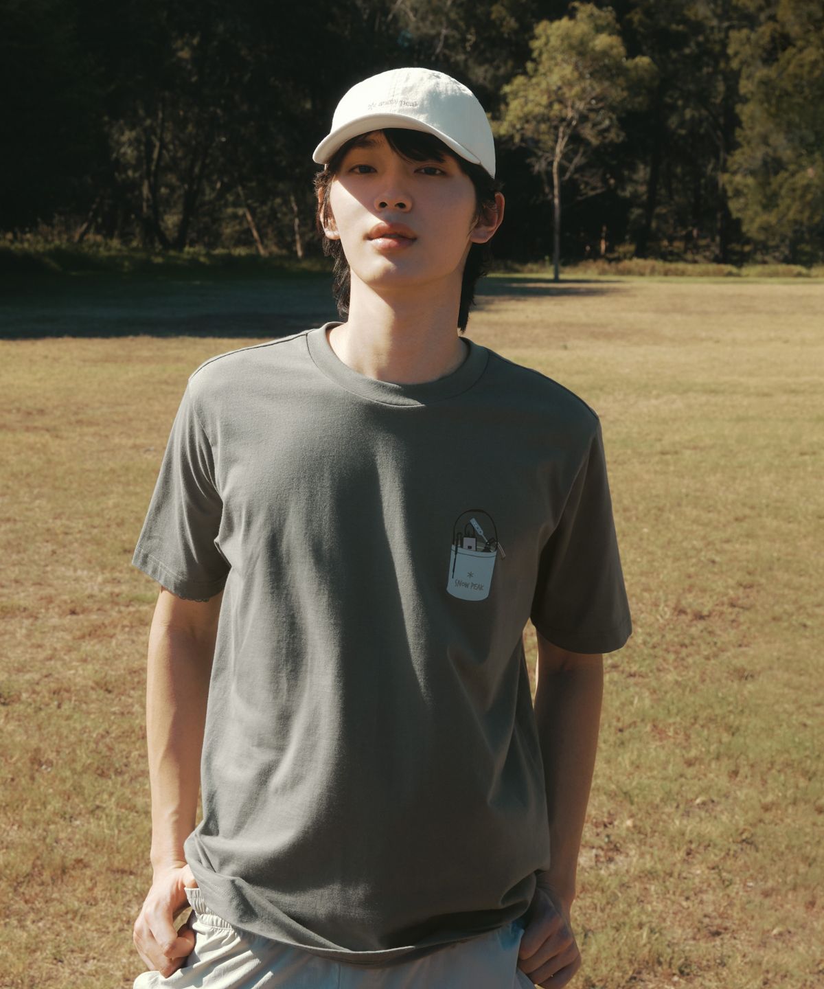 스노우피크 어패럴(SNOWPEAK APPAREL) 코튼 보타닉 그래픽 반팔 티셔츠 (S26MUFTS60) Khaki