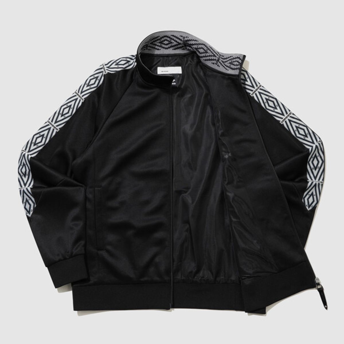엄브로(UMBRO) [UMB X TOGA] 트랙 자켓 블랙 UR111OFT21