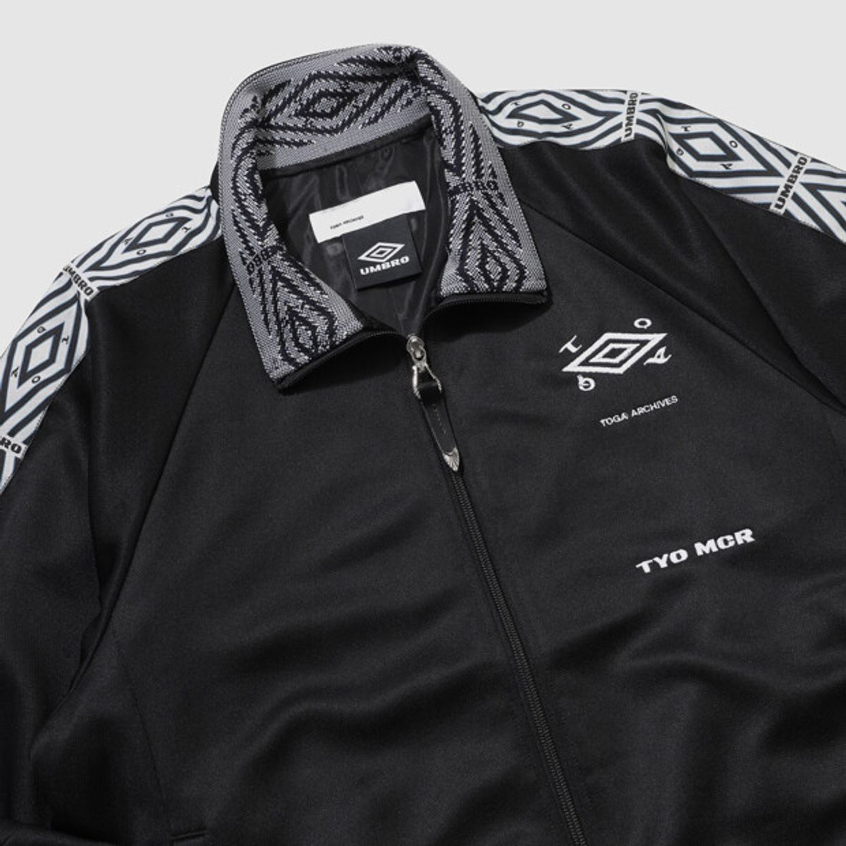 엄브로(UMBRO) [UMB X TOGA] 트랙 자켓 블랙 UR111OFT21