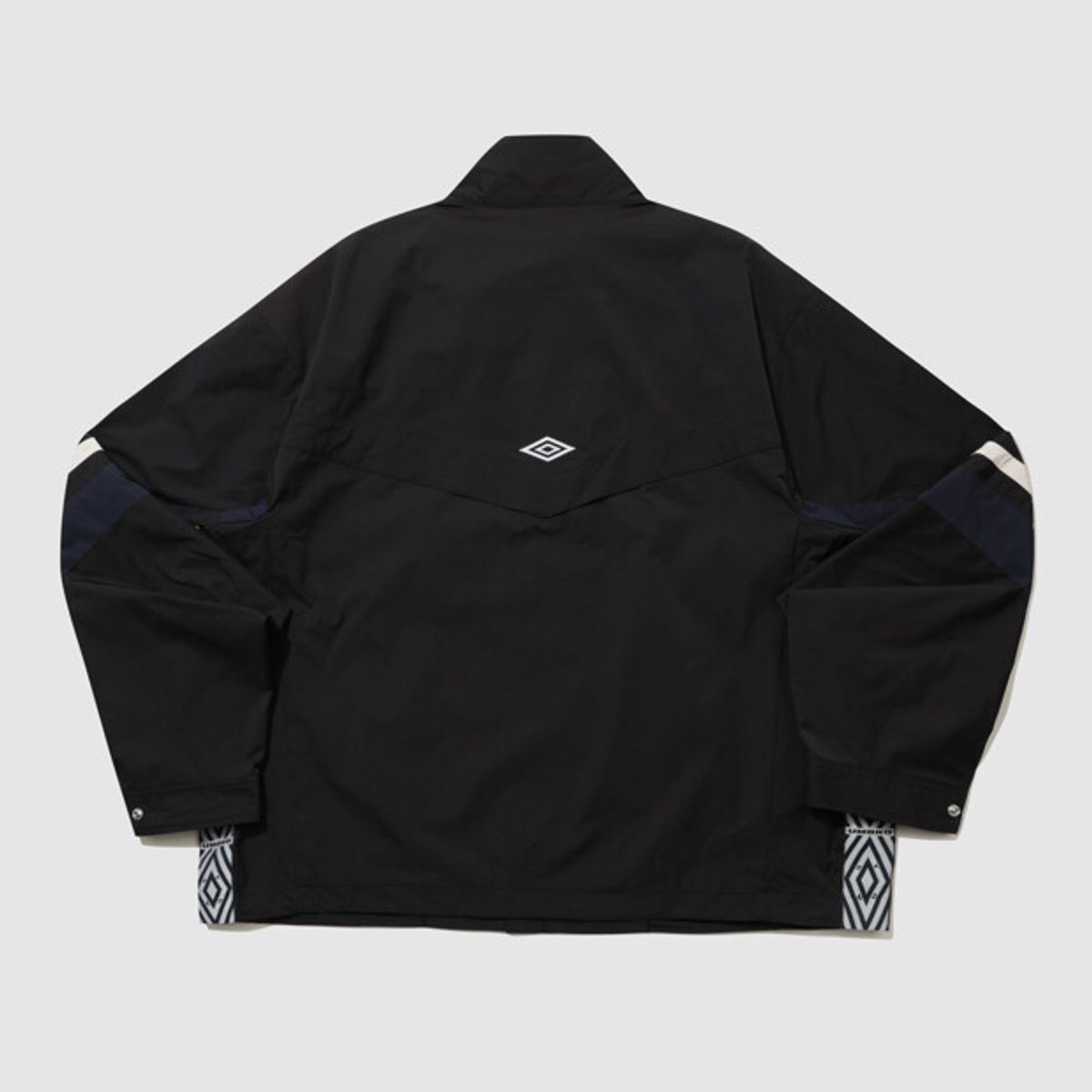 엄브로(UMBRO) [UMB X TOGA] 스탠넥 긴팔 자켓 블랙 UR111OJK21