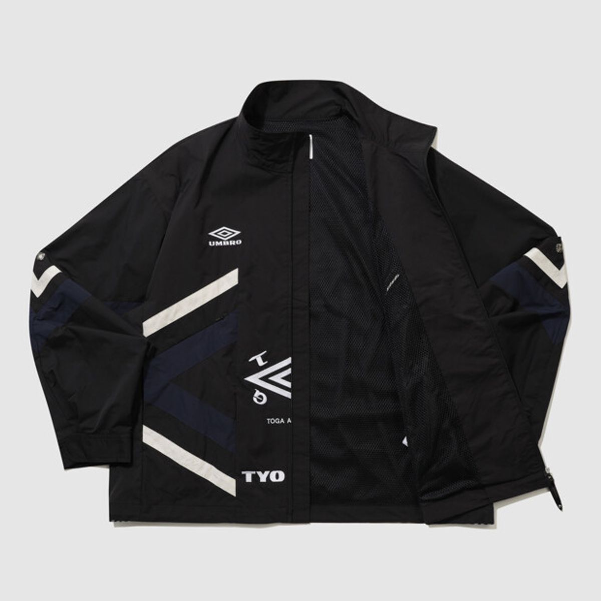 엄브로(UMBRO) [UMB X TOGA] 스탠넥 긴팔 자켓 블랙 UR111OJK21