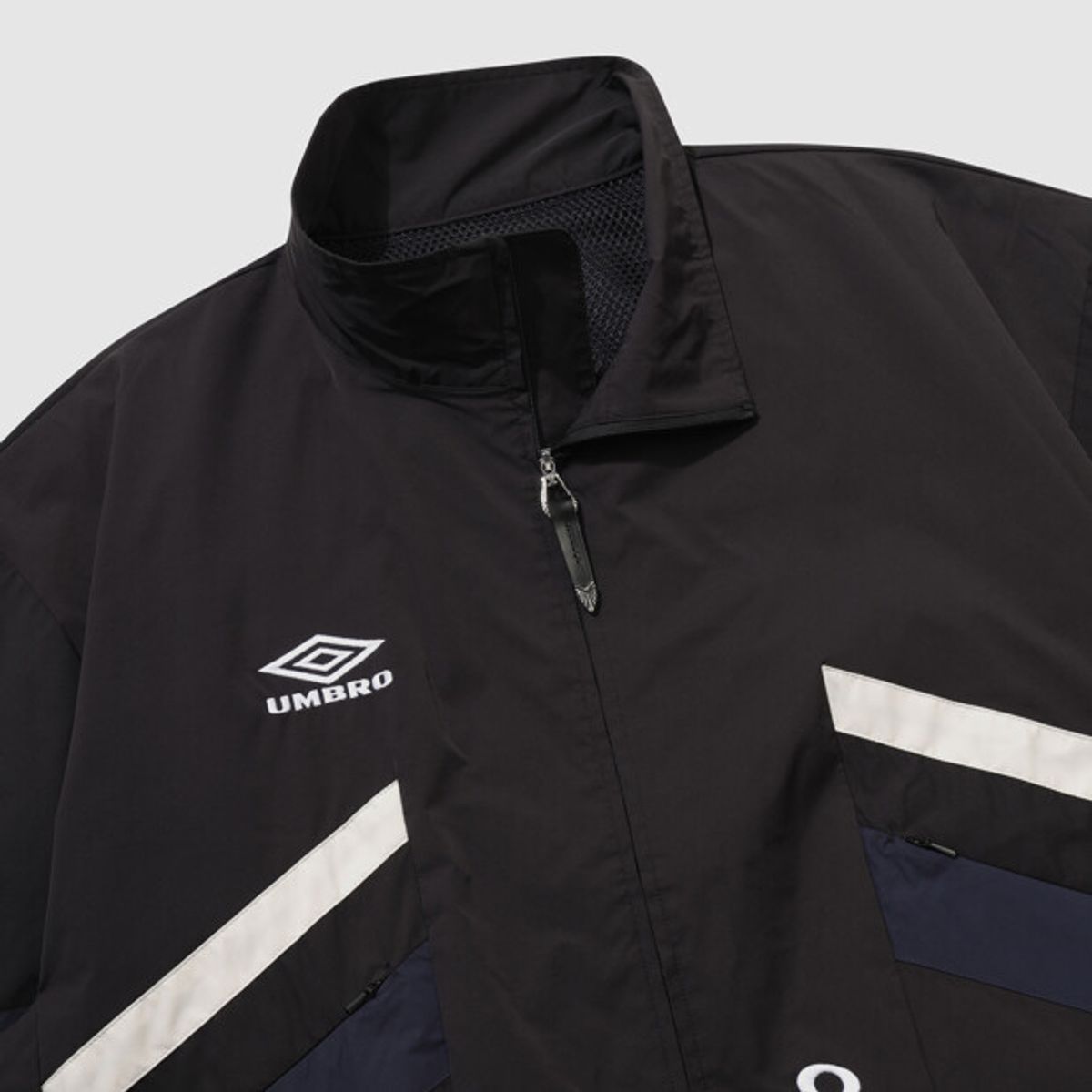 엄브로(UMBRO) [UMB X TOGA] 스탠넥 긴팔 자켓 블랙 UR111OJK21