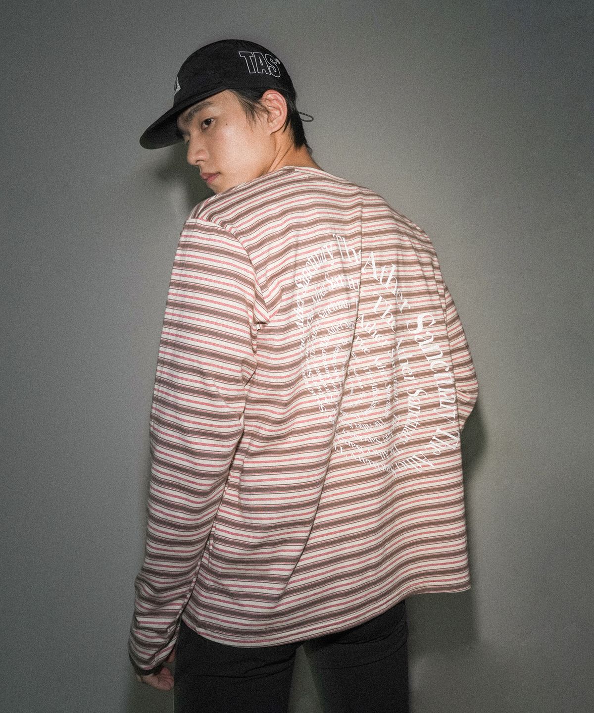 타스 (디아더생츄어리)(TAS (THEATHERSANCTUARY)) 서큘러 타입 스트라이프 긴팔 티셔츠 (레드)