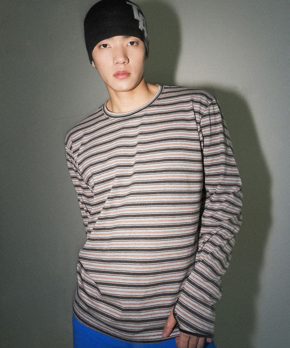 타스 (디아더생츄어리)(TAS (THEATHERSANCTUARY)) 서큘러 타입 스트라이프 긴팔 티셔츠 (그레이)