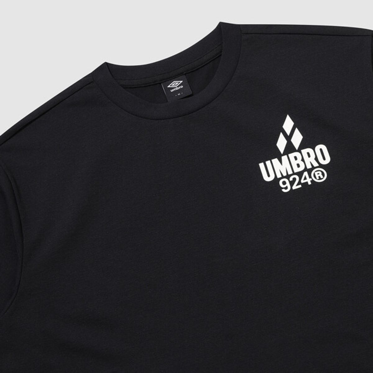 엄브로(UMBRO) [QUICK-DRY] 팝러쉬 프레쉬 그래픽 반팔 티셔츠 블랙 UR121CRS35