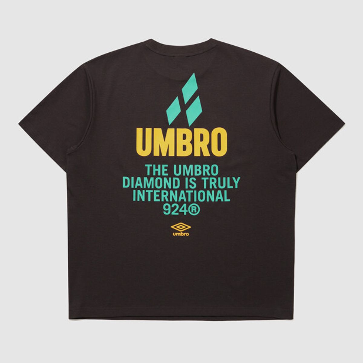 엄브로(UMBRO) [QUICK-DRY] 팝러쉬 프레쉬 그래픽 반팔 티셔츠 차콜 UR121CRS35