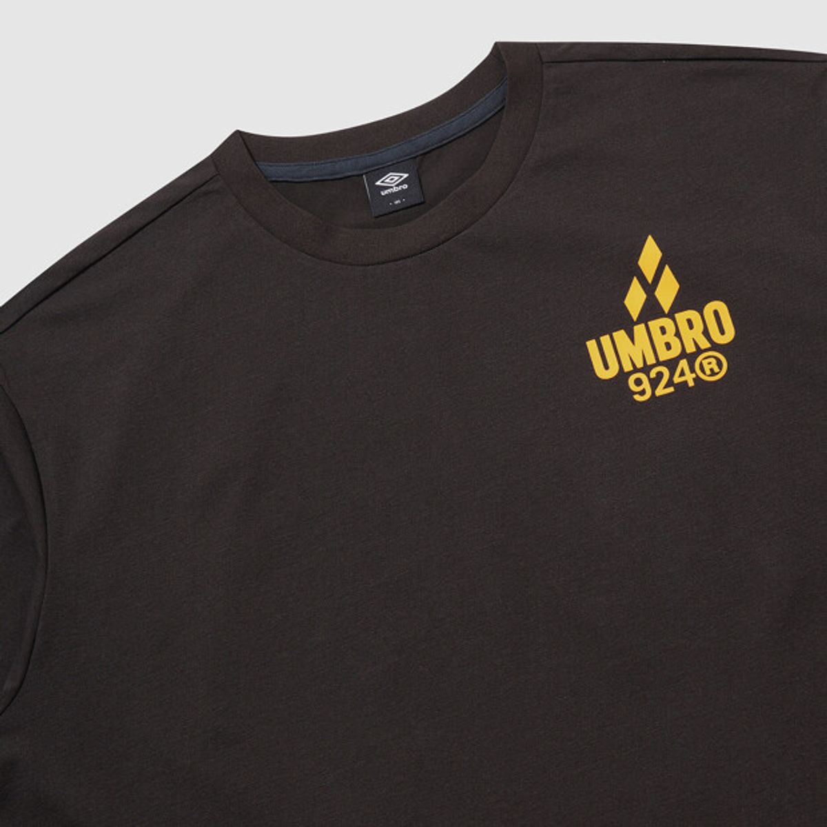 엄브로(UMBRO) [QUICK-DRY] 팝러쉬 프레쉬 그래픽 반팔 티셔츠 차콜 UR121CRS35