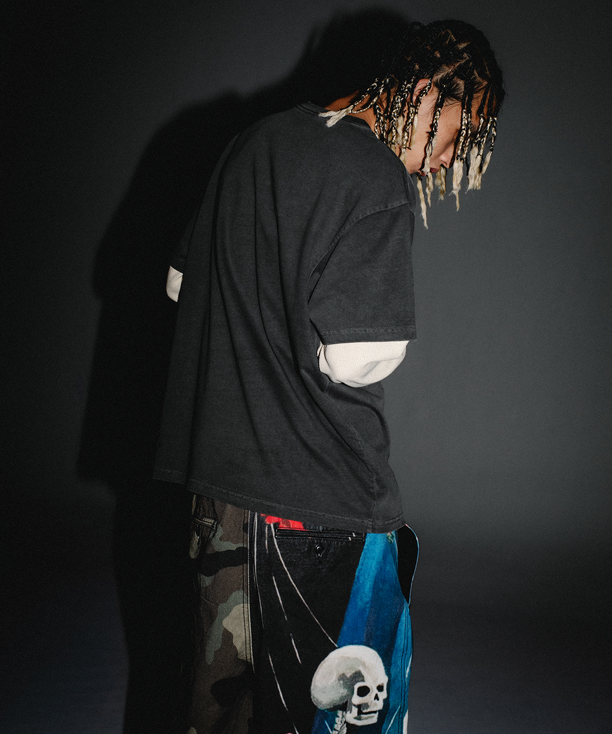 위캔더스(WKNDRS) WALTZ T-SHIRT (CHARCOAL)
