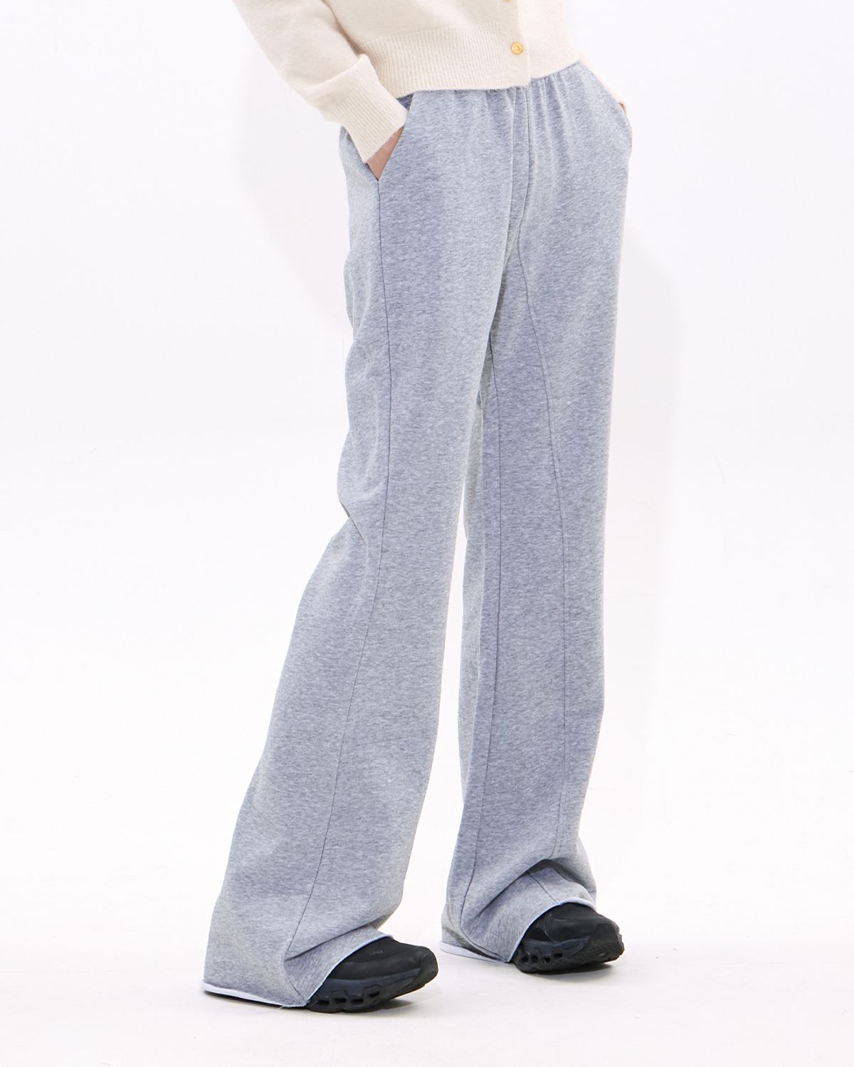 모아(MOAA) Raw Edge Flare Sweatpants (MELANGE GREY)