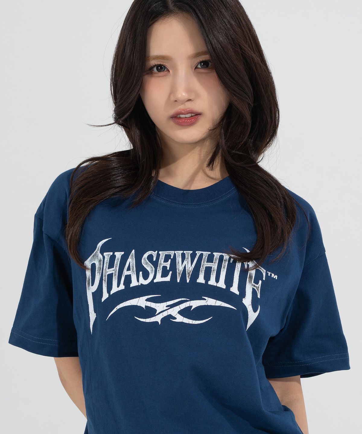 페이즈화이트(PHASEWHITE) [PHASE_2] VINTAGE CHROME LOGO TEE_DARK BLUE / 8802026-ST02