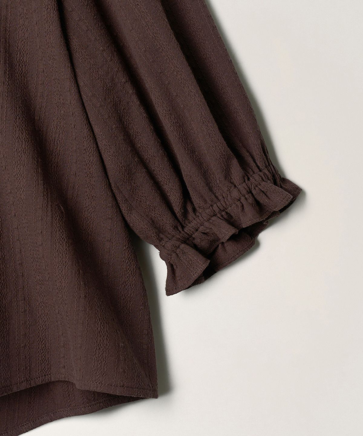 튜드먼트(TTUDEMENT) COTTON RUFFLE BLOUSE_BROWN