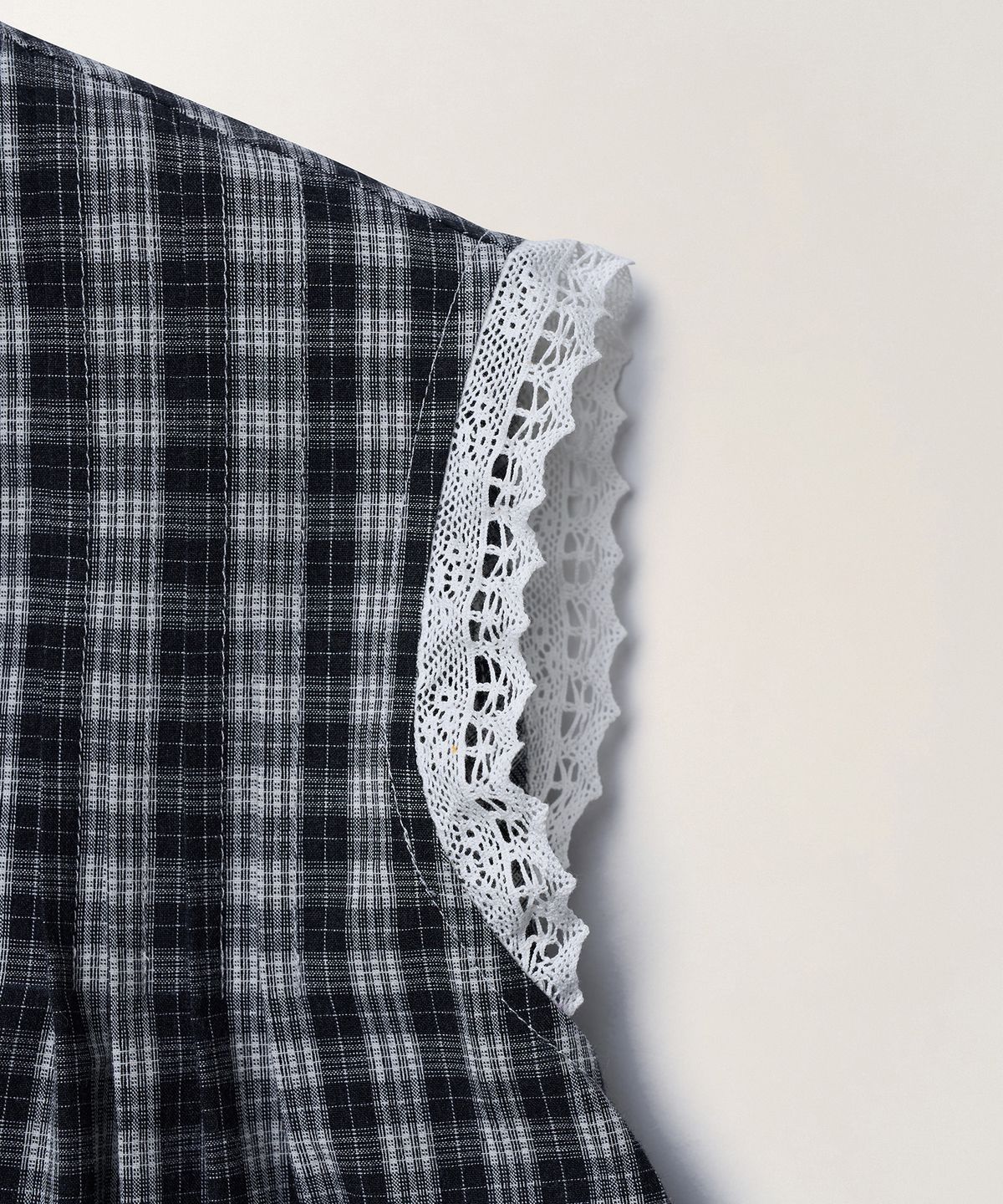 튜드먼트(TTUDEMENT) CHECK SLEEVELESS BLOUSE_BLACK CHECK