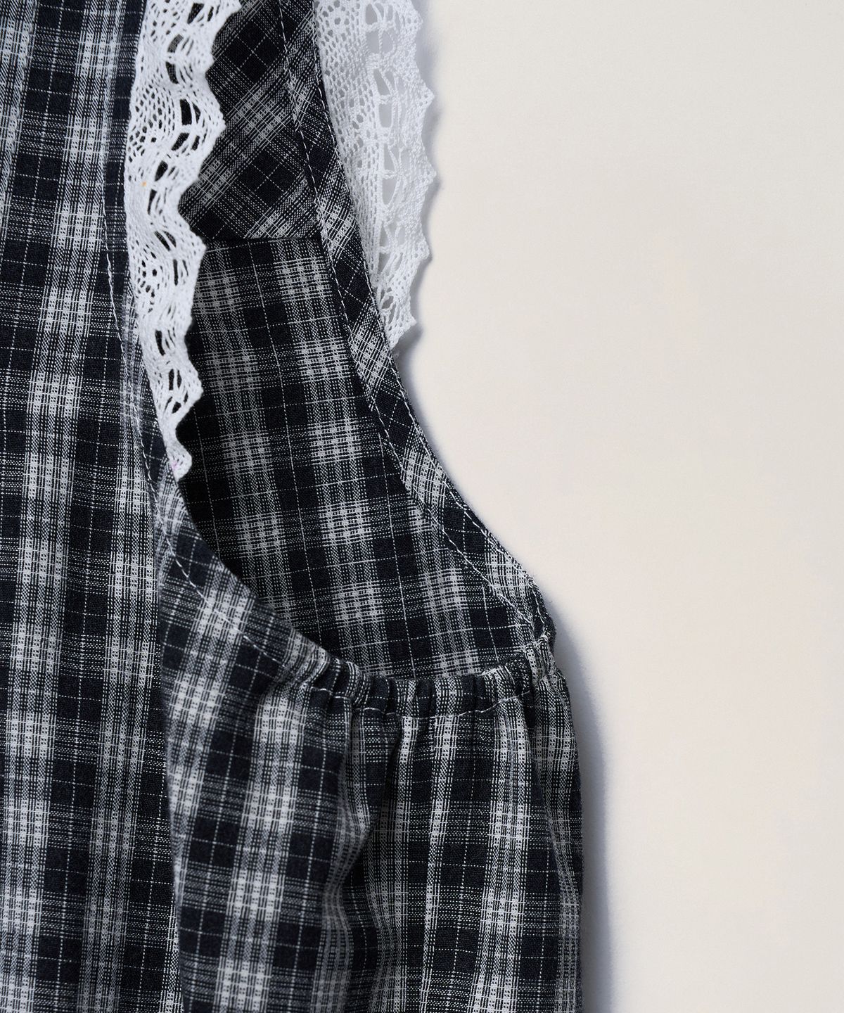 튜드먼트(TTUDEMENT) CHECK SLEEVELESS BLOUSE_BLACK CHECK