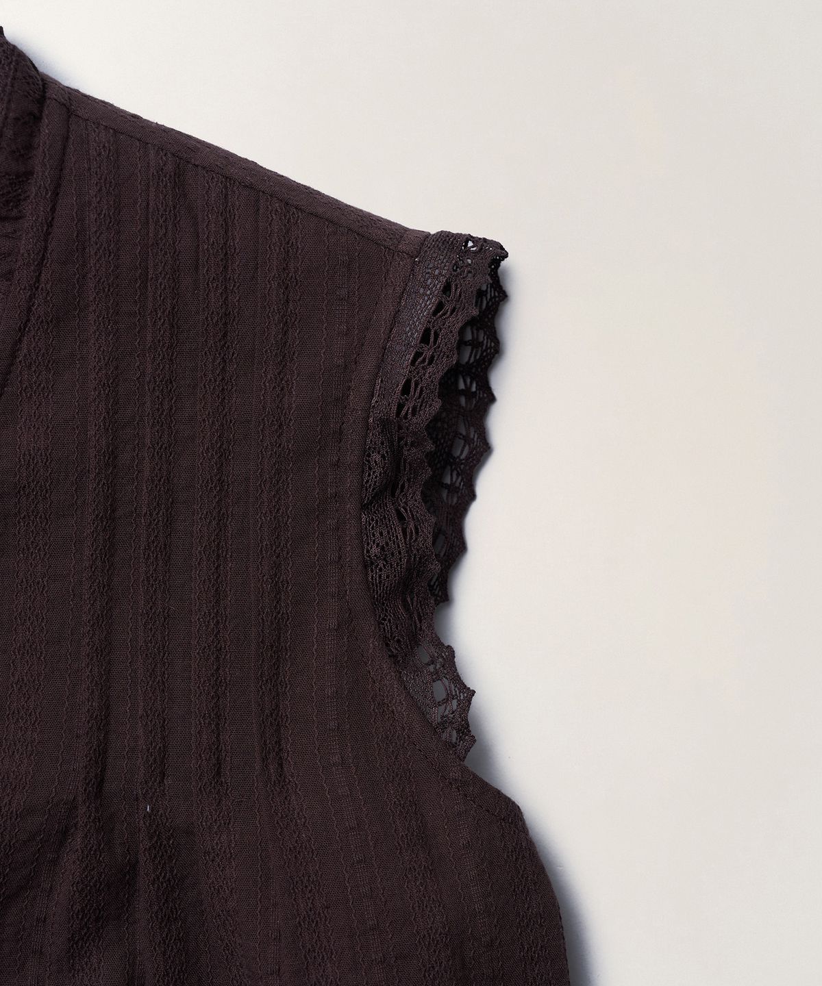 튜드먼트(TTUDEMENT) COTTON SLEEVELESS BLOUSE_BROWN