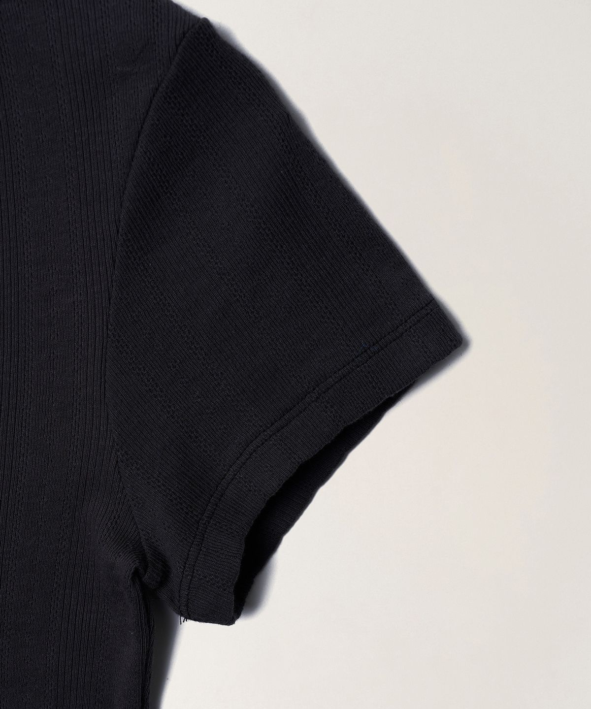 튜드먼트(TTUDEMENT) EYELET HENLEY T-SHIRT_CHARCOAL