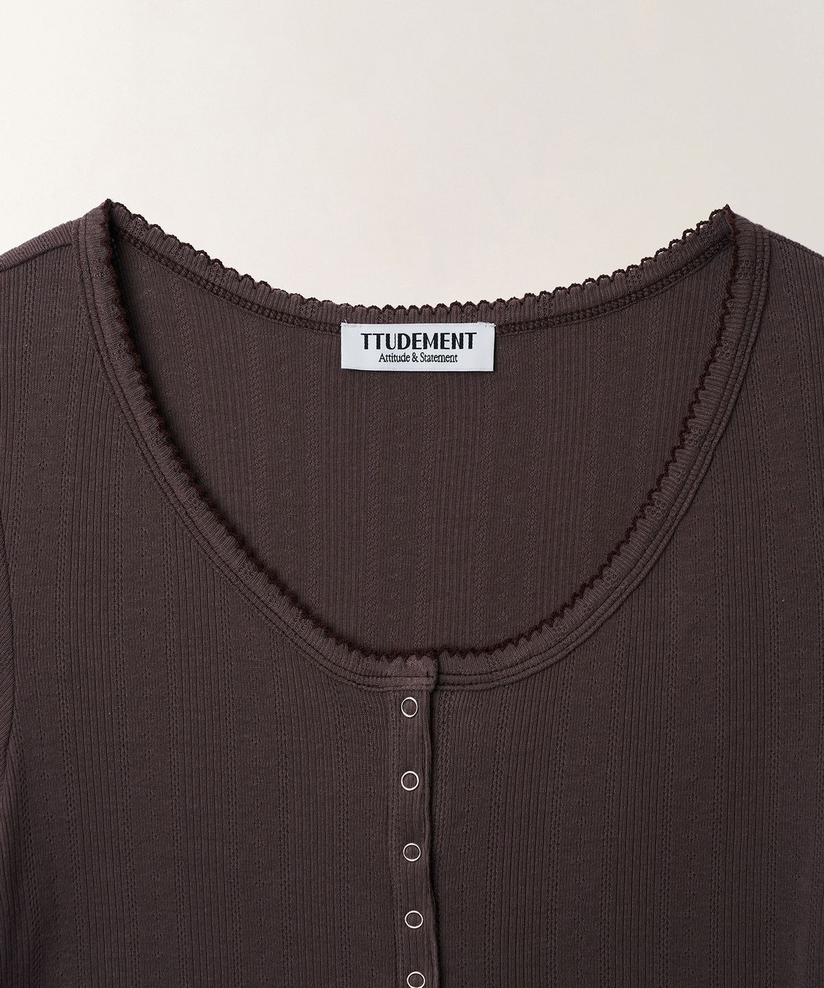 튜드먼트(TTUDEMENT) EYELET HENLEY T-SHIRT_BROWN