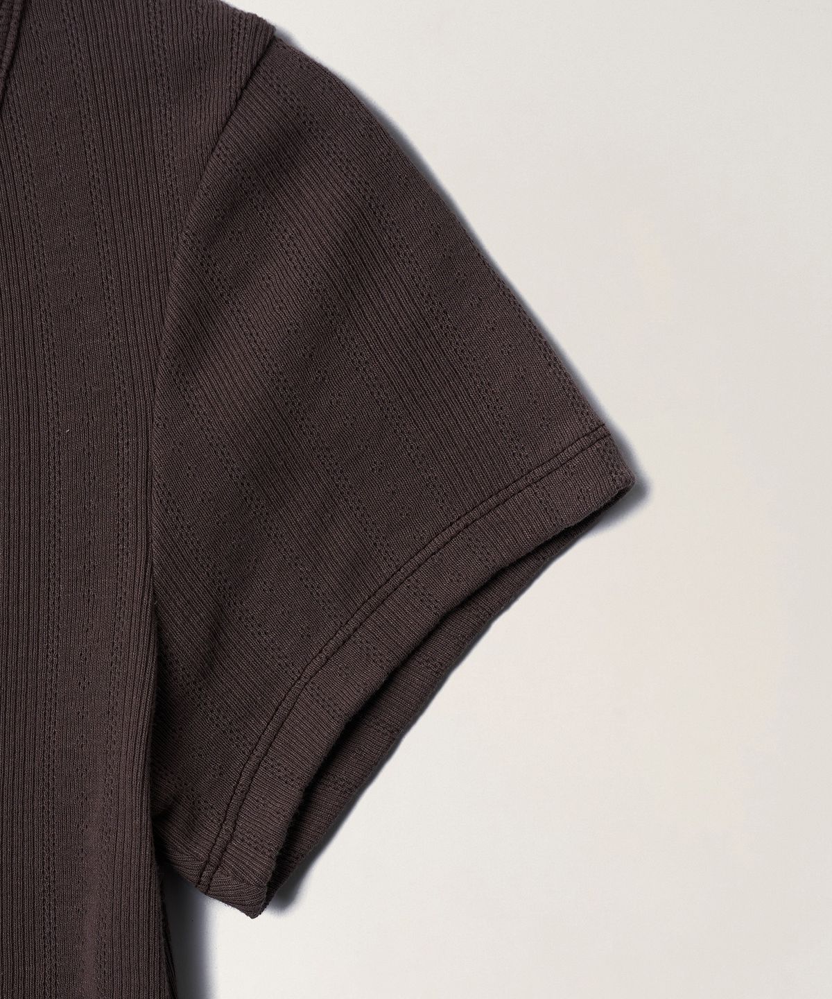 튜드먼트(TTUDEMENT) EYELET HENLEY T-SHIRT_BROWN