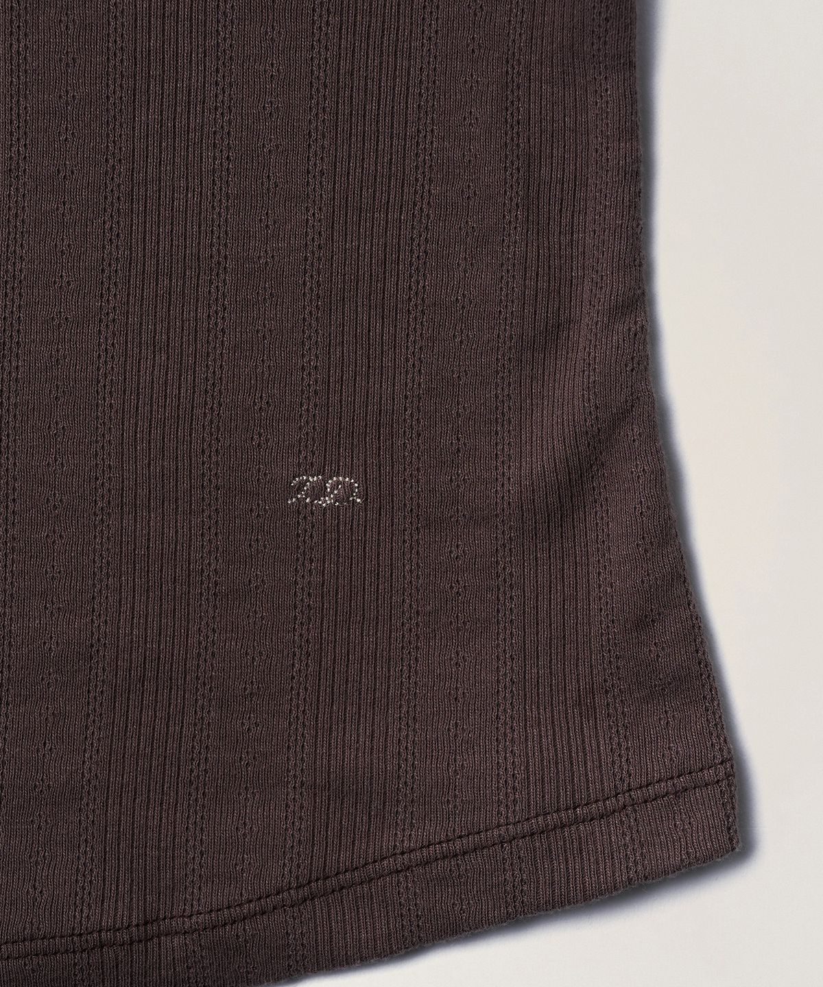 튜드먼트(TTUDEMENT) EYELET HENLEY T-SHIRT_BROWN