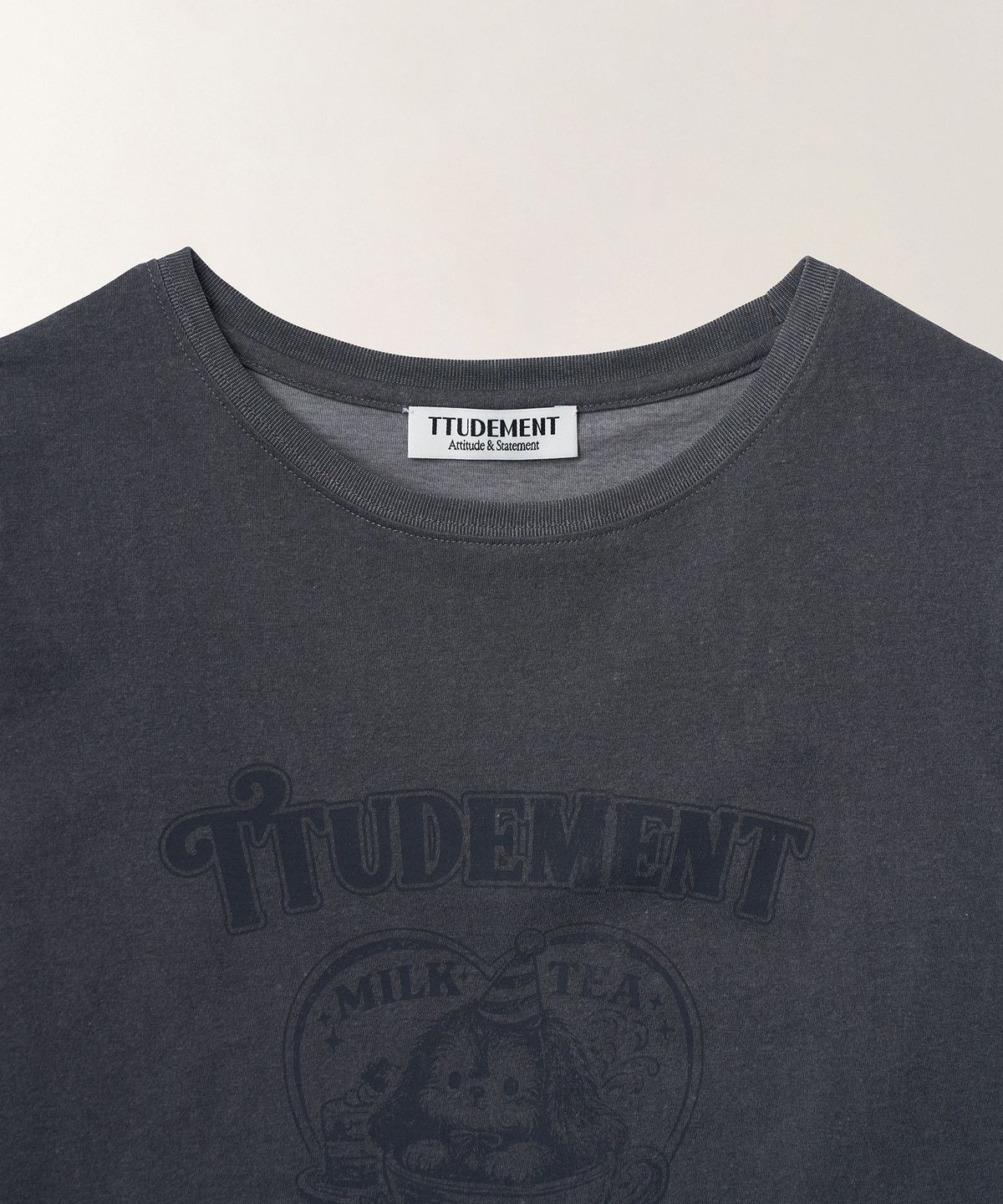 튜드먼트(TTUDEMENT) BUNNY IN A CUP T-SHIRT_CHARCOAL