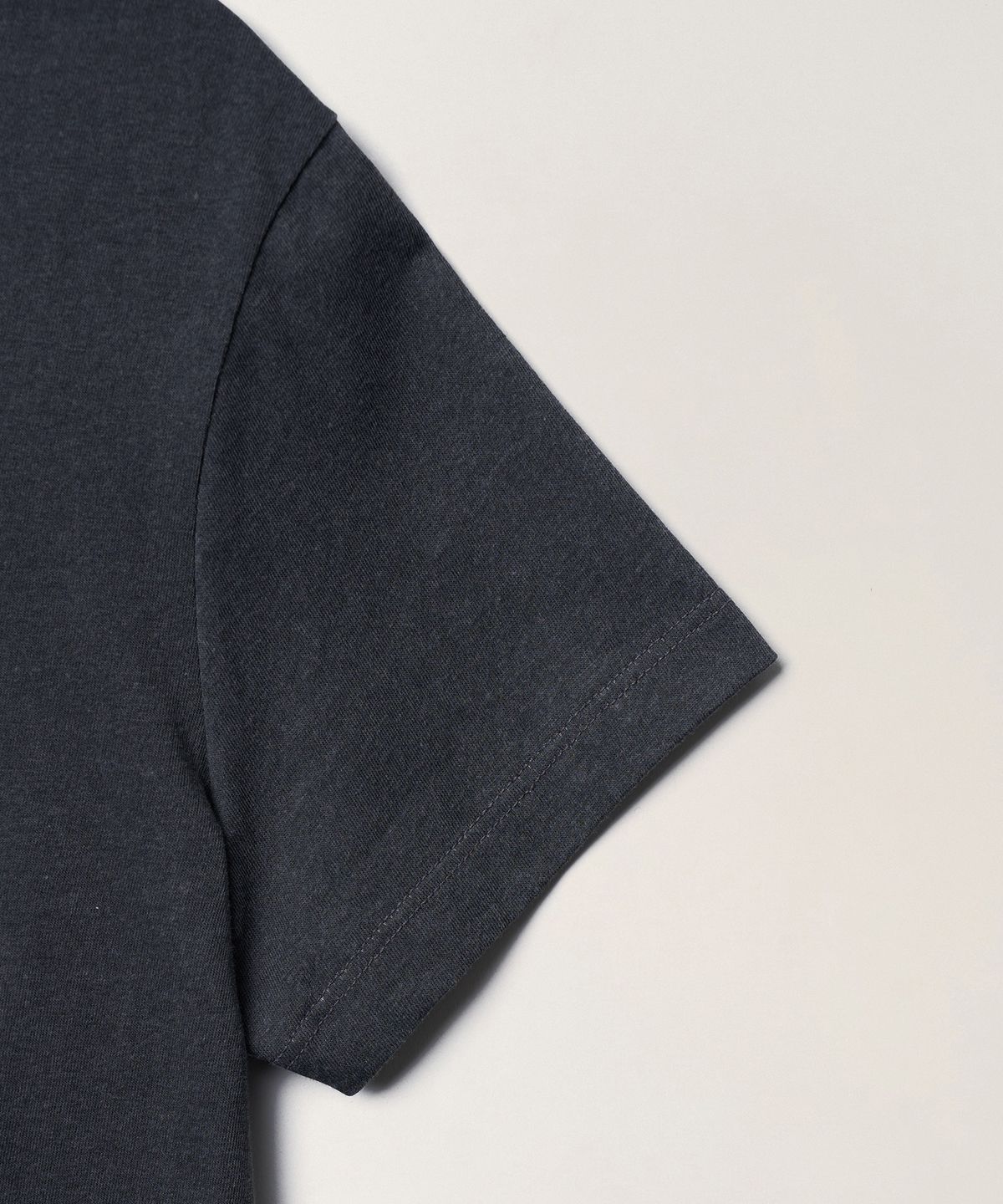 튜드먼트(TTUDEMENT) BUNNY IN A CUP T-SHIRT_CHARCOAL