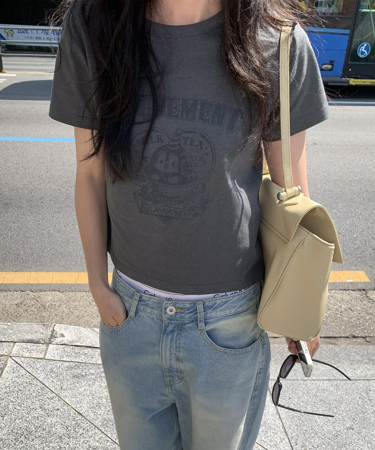 튜드먼트(TTUDEMENT) BUNNY IN A CUP T-SHIRT_CHARCOAL