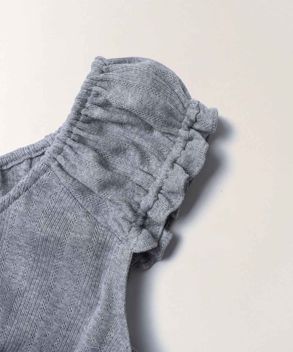 튜드먼트(TTUDEMENT) EYELET OFF-SHOULDER T-SHIRT_MELANGE GREY