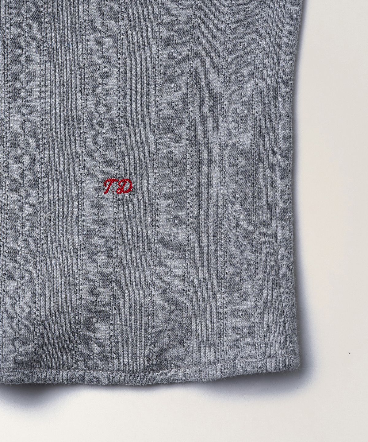 튜드먼트(TTUDEMENT) EYELET OFF-SHOULDER T-SHIRT_MELANGE GREY