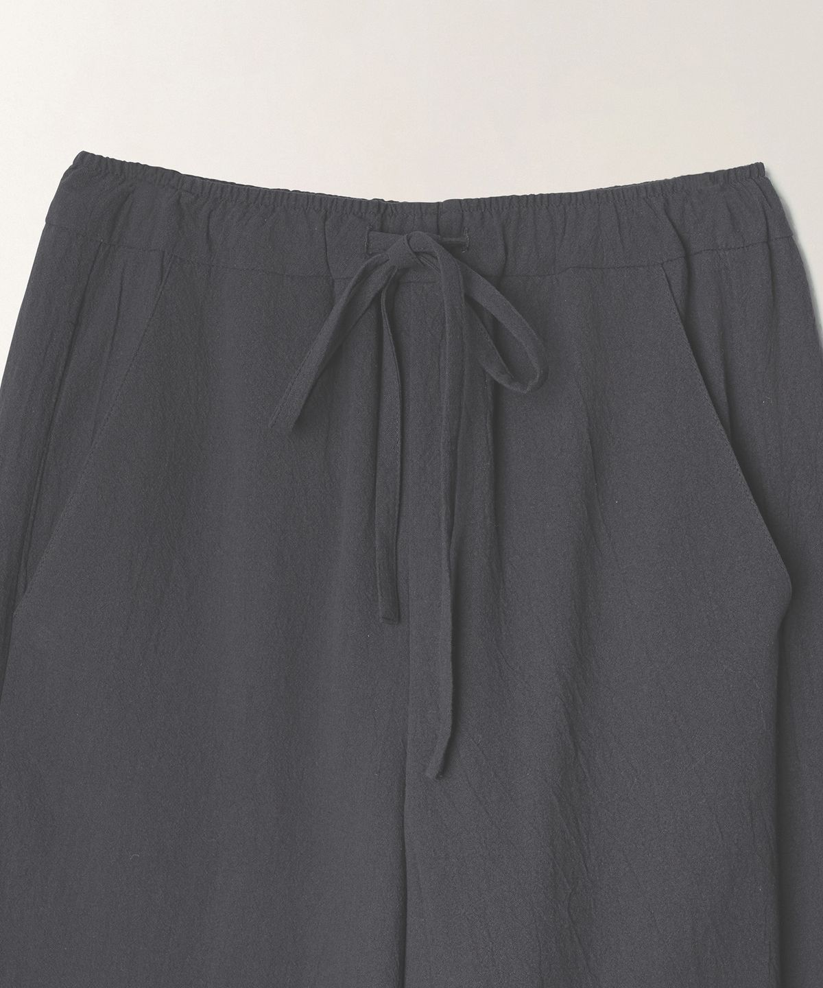튜드먼트(TTUDEMENT) RELAXED WIDE PANTS_CHARCOAL