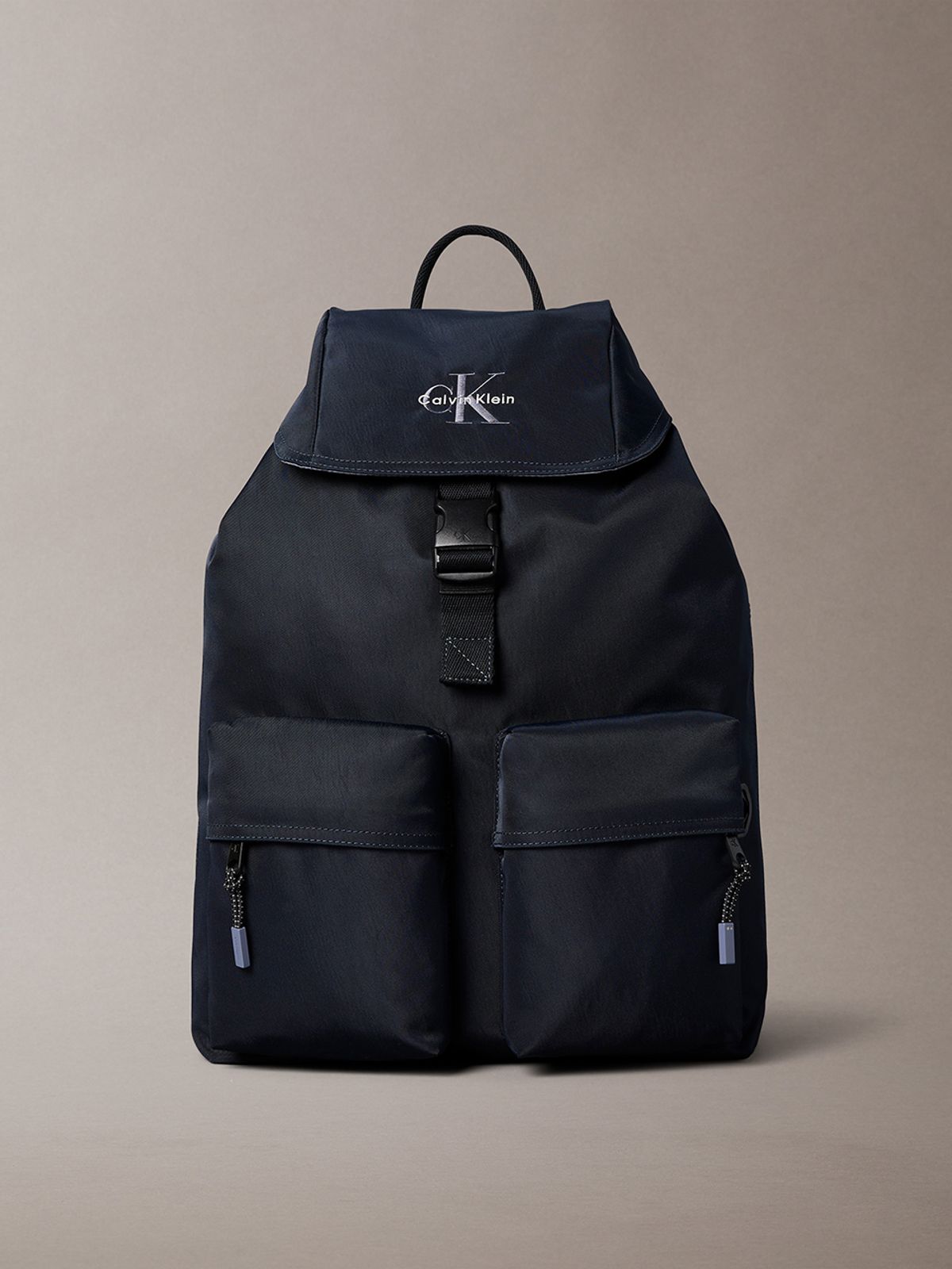 캘빈클라인 진(CALVIN KLEIN JEANS) 볼드 로고 나일론 플랩 백팩 4D3270G CEF