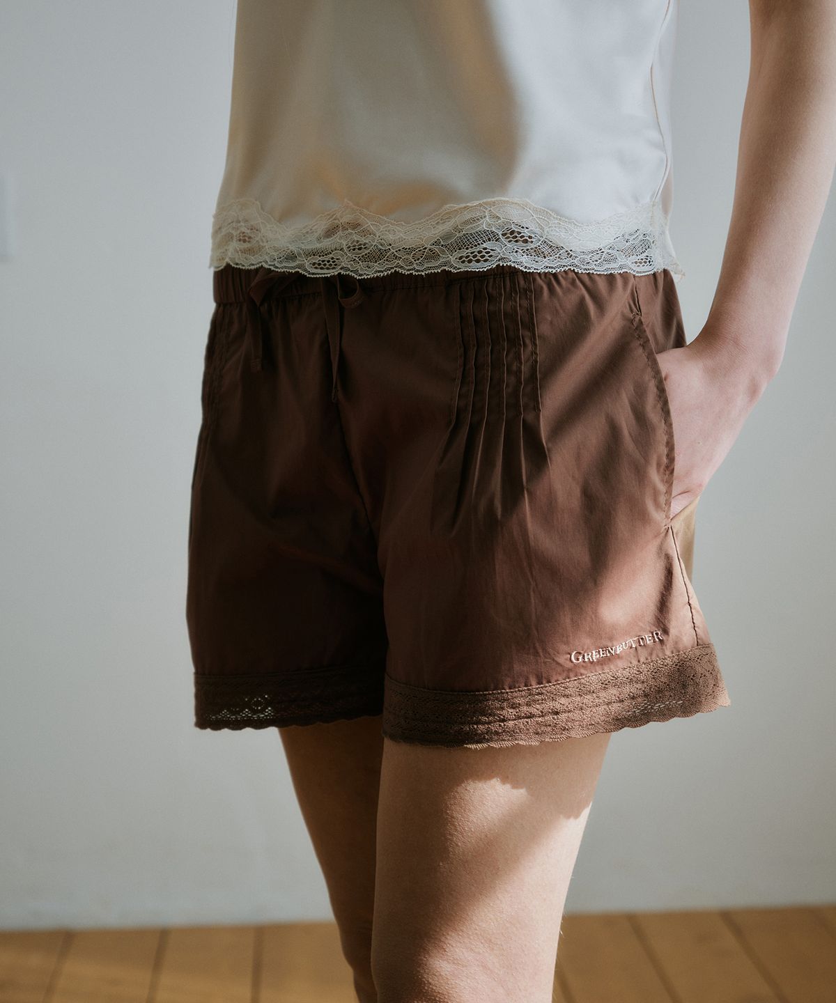그린버터(GREENBUTTER) Pintuck Lace Trim Shorts (Brown)
