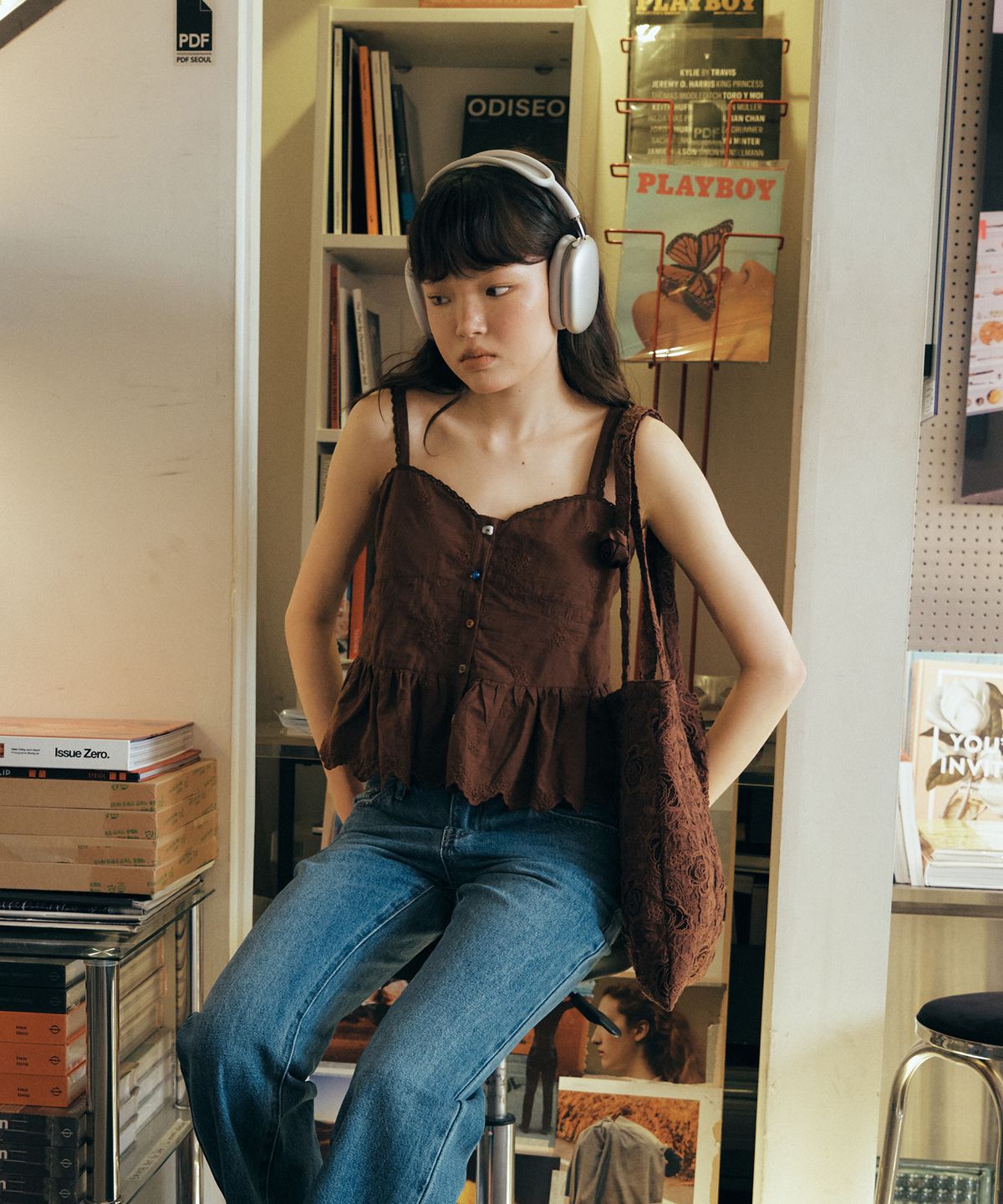그린버터(GREENBUTTER) Mixed Button Sleeveless Blouse (Chocolate)