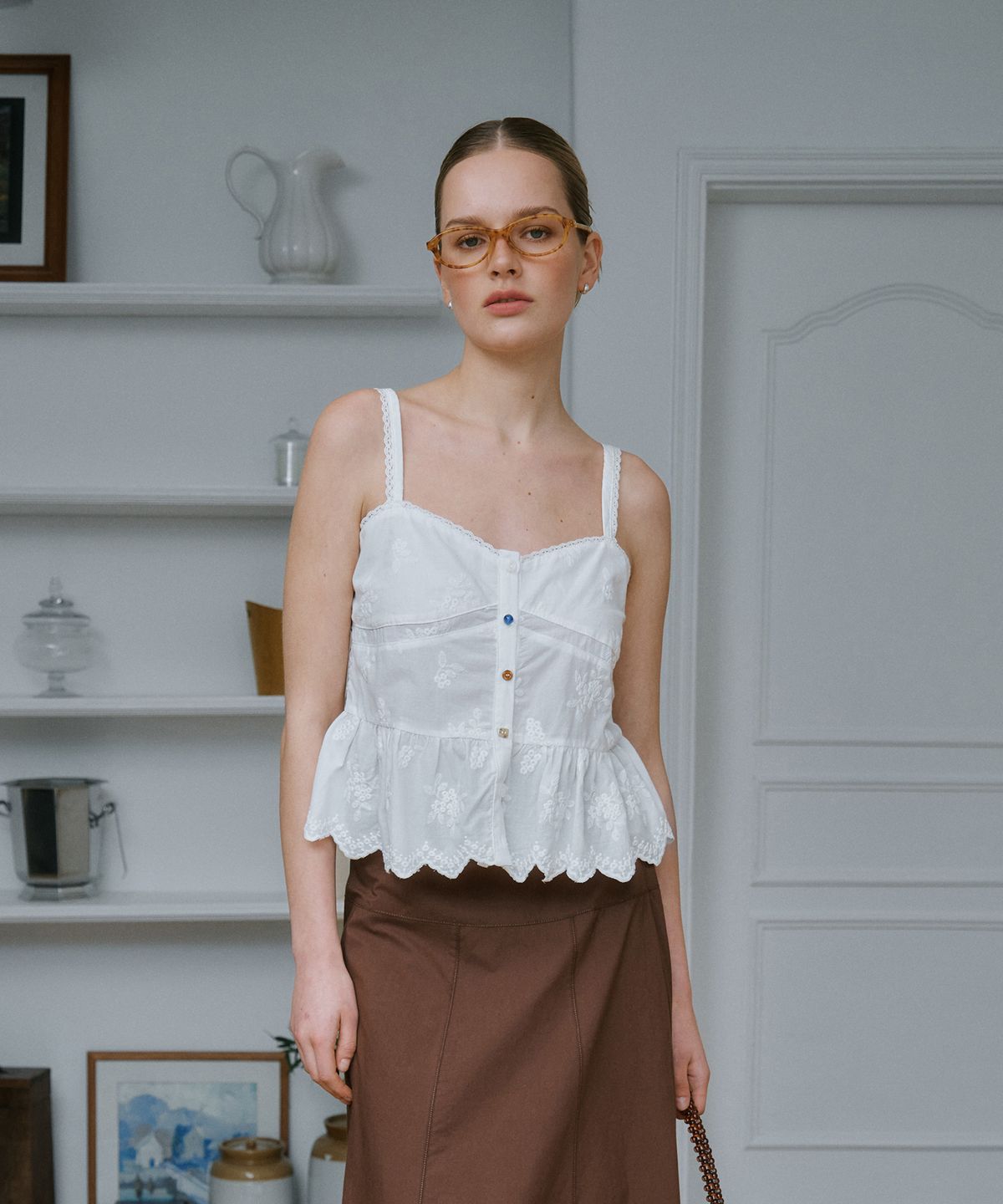 그린버터(GREENBUTTER) Mixed Button Sleeveless Blouse (Ivory)