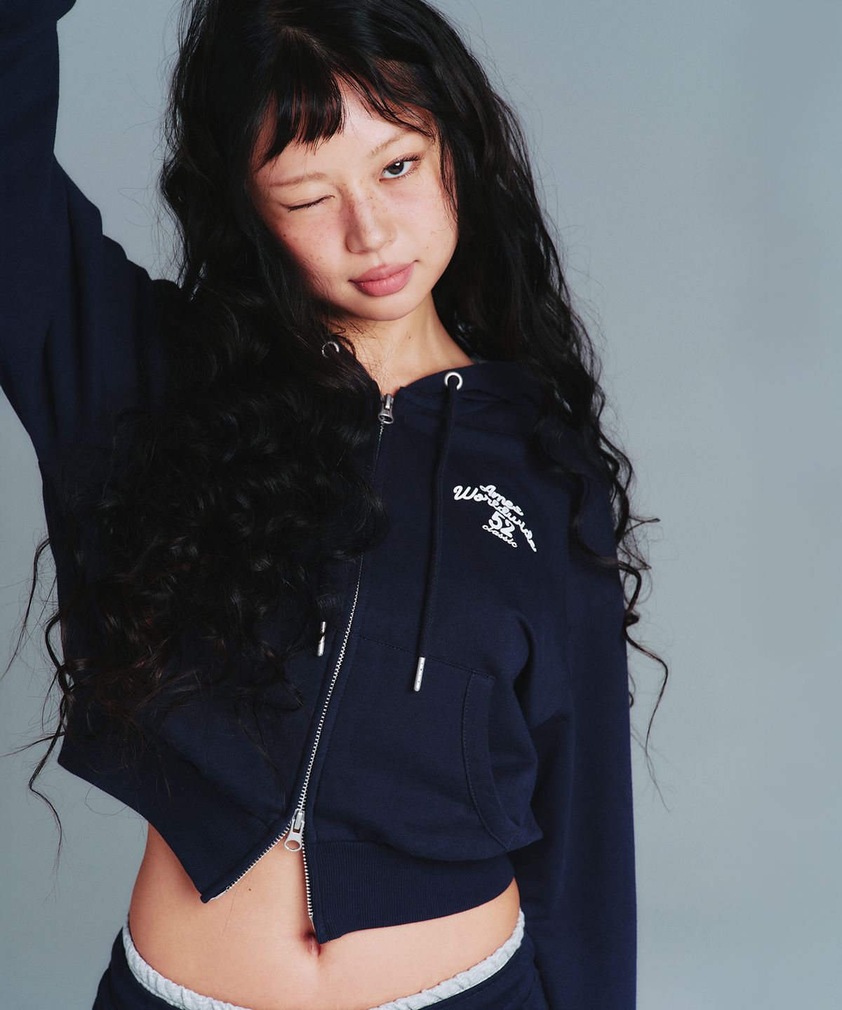 아메스 월드와이드(AMES-WORLDWIDE) CLASSIC CROP HOODIE ZIP-UP NAVY