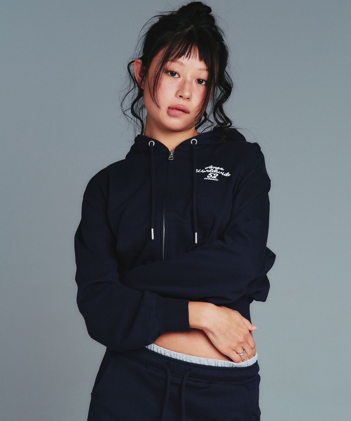 아메스 월드와이드(AMES-WORLDWIDE) CLASSIC CROP HOODIE ZIP-UP NAVY