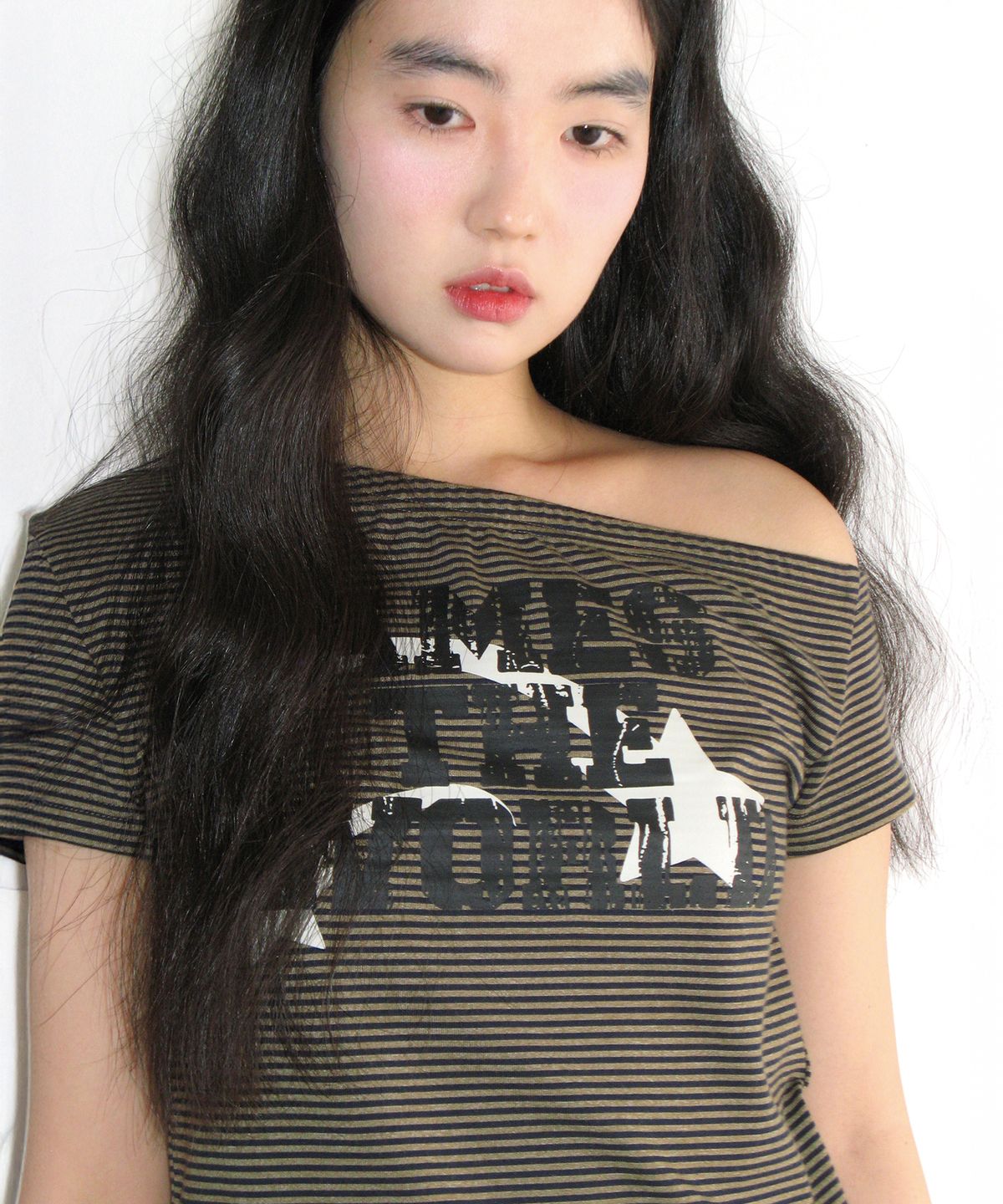 아메스 월드와이드(AMES-WORLDWIDE) ONE SHOULDER LETTERING TEE BROWN