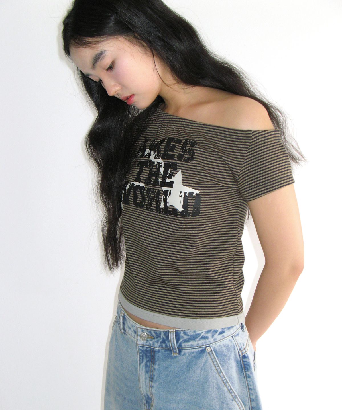 아메스 월드와이드(AMES-WORLDWIDE) ONE SHOULDER LETTERING TEE BROWN