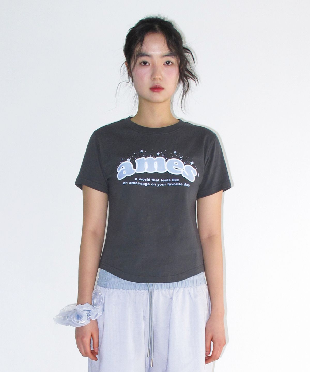 아메스 월드와이드(AMES-WORLDWIDE) SHINING AMES ROUND HEM CROP TEE CHARCOAL