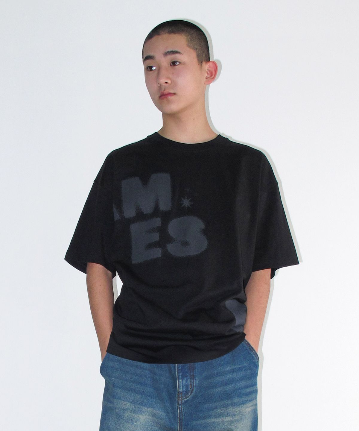 아메스 월드와이드(AMES-WORLDWIDE) SPRAY 52 TYPO TEE BLACK
