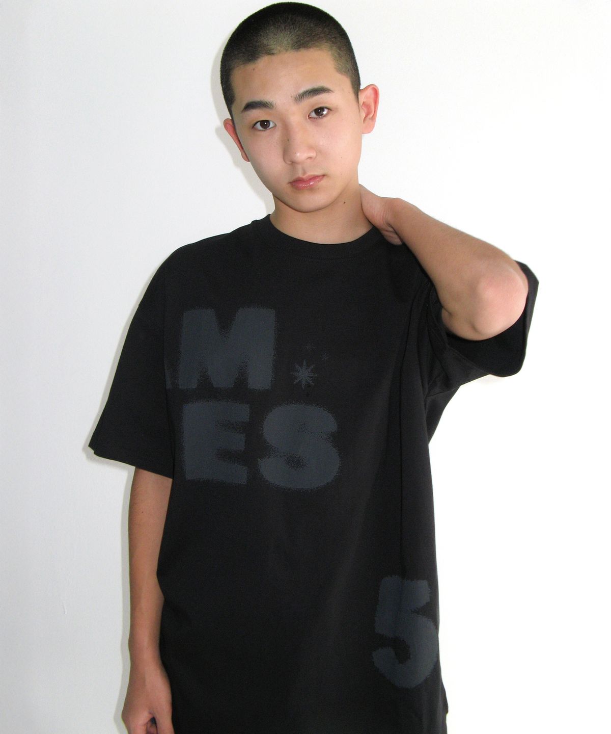 아메스 월드와이드(AMES-WORLDWIDE) SPRAY 52 TYPO TEE BLACK