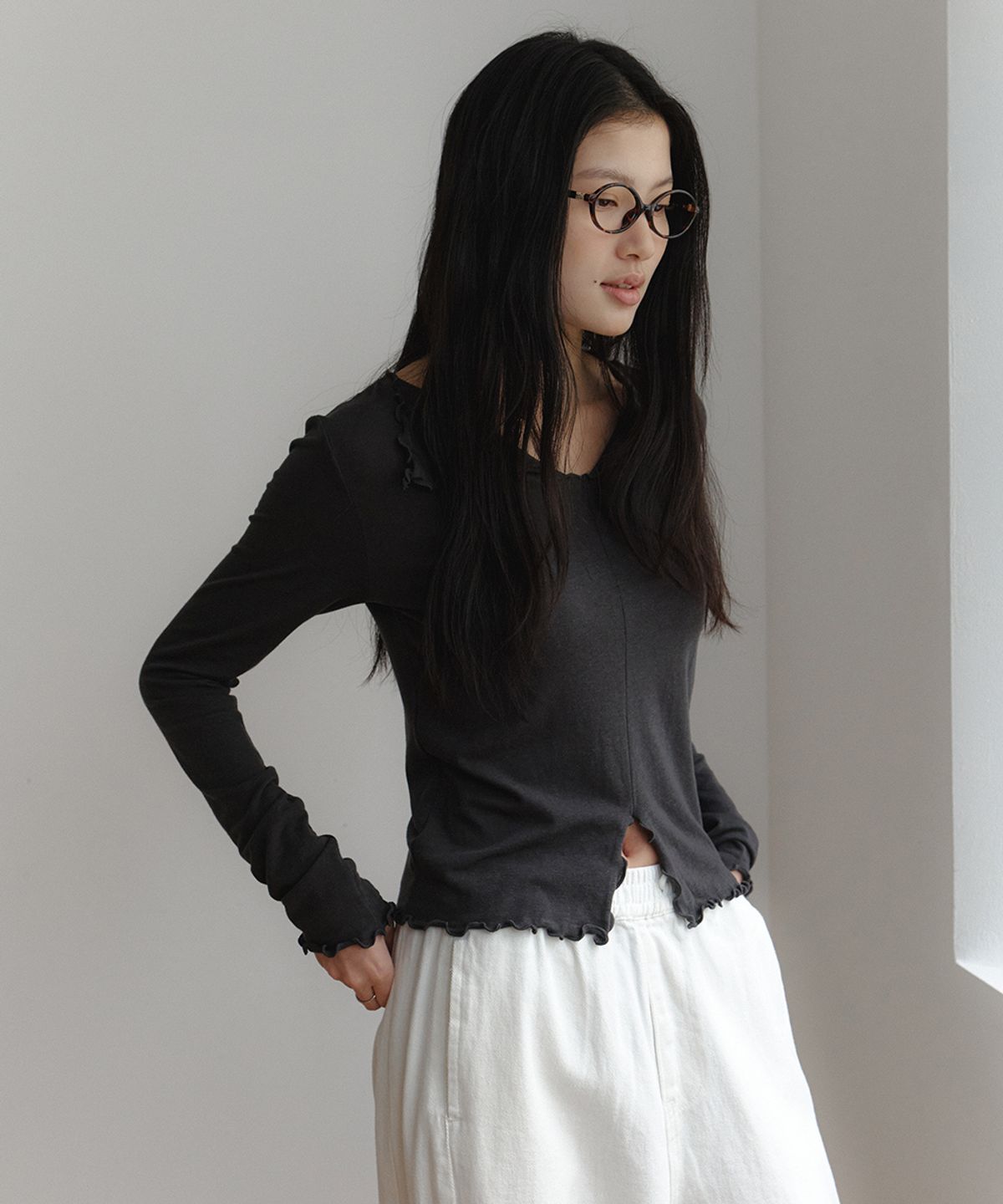 라미네즈(LAMINEZ) 웨이브 포인트 롱 슬리브 탑 - 차콜