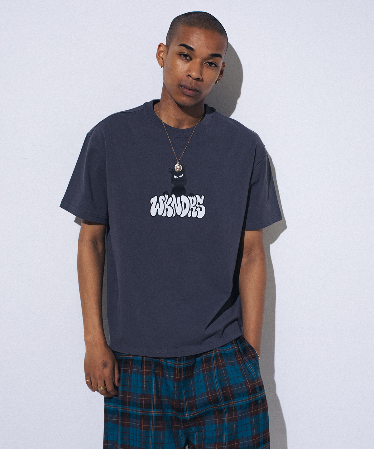 위캔더스(WKNDRS) SHADY BOY T-SHIRT (CHARCOAL)