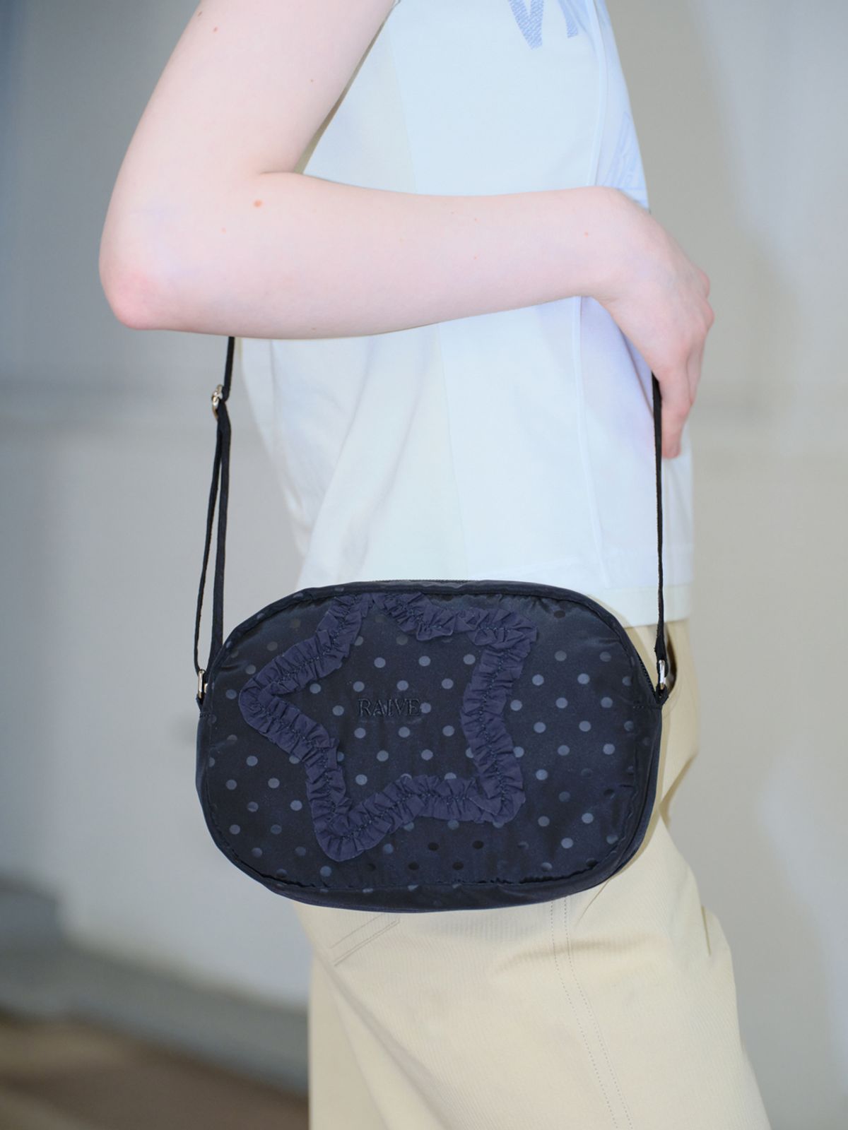 레이브(RAIVE) Kiki Crossbody in Black UF6SF122-10