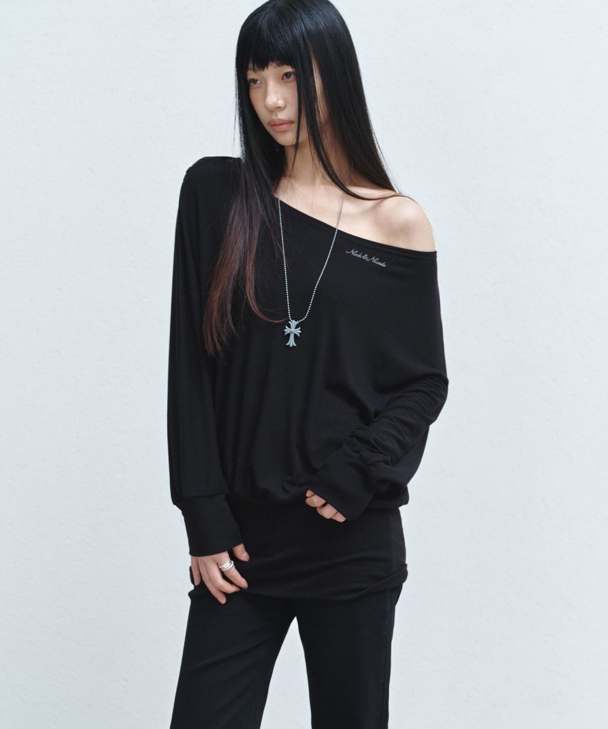 닉앤니콜(NICK&NICOLE) ASYMMETRIC OFF SHOULDER DRESS_BLACK