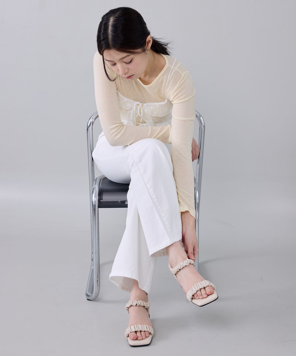 세스띠(CESTI) 러플 셔링 스트랩 슬링백 샌들 (BEIGE)