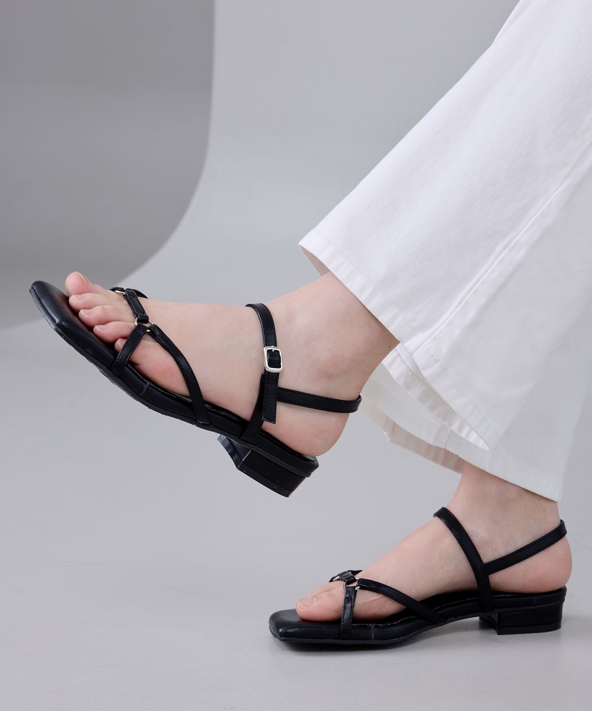 세스띠(CESTI) 싱글 라인 스트랩 샌들 (BLACK)