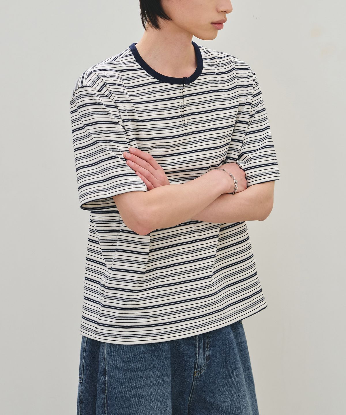 로템버(ROTEMBER) 마린 스트라이프 헨리넥 하프 티셔츠 [네이비]