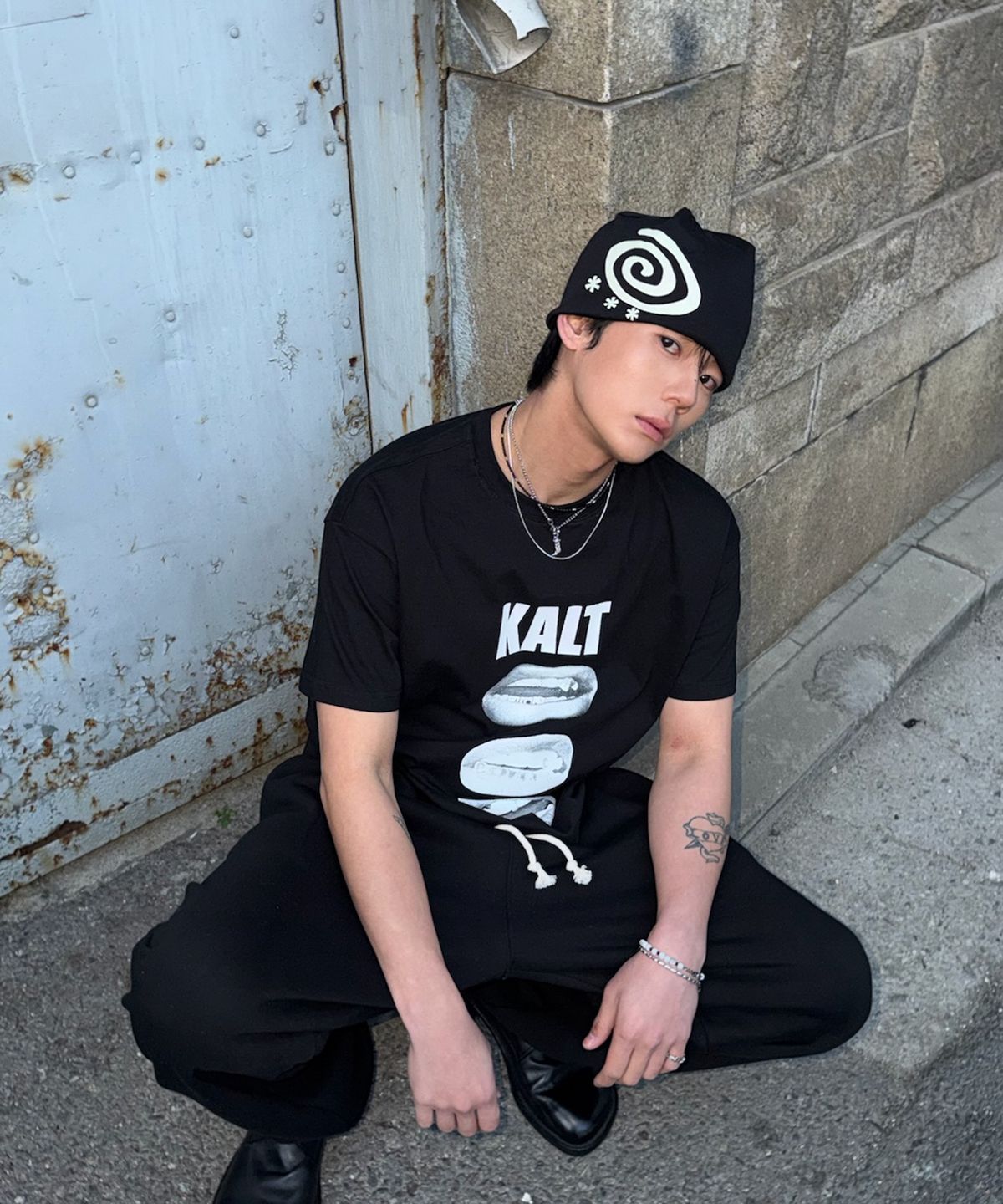 아모우(AMOU) KALT Lips Half T-Shirts Black